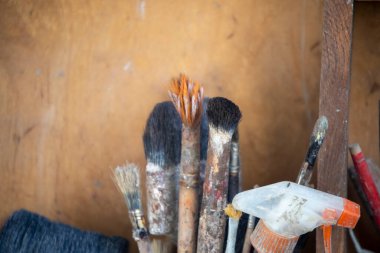 Atölyede çok eski sanatçı fırçaları var.