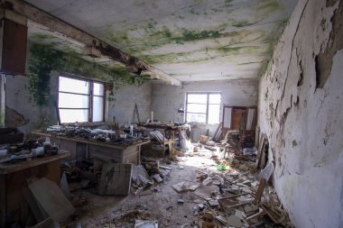 Eski acil durum terk edilmiş tuğla bina