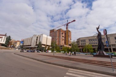 İnşaat vinci, evin inşa edildiği inşaat alanında.