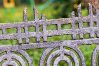 Evin yakınındaki eski siyah metal çit.