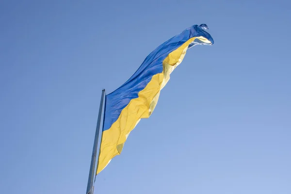 Bandeira Amarela Azul Ucrânia Fundo Céu Azul — Fotografia de Stock