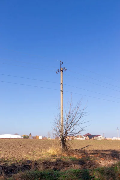 Elektrik hatları gökyüzünün arka planında bir direkte