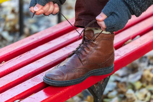 Hombre Está Atando Cordones Zapatos Marrones —  Fotos de Stock
