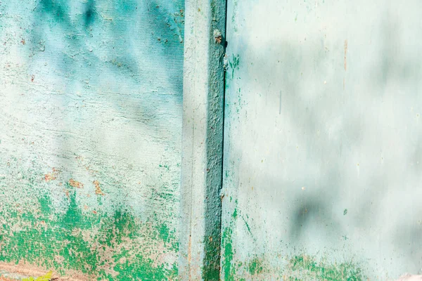 Çadırın duvarı metal plakalar ve plakalardan yapılmıştır.