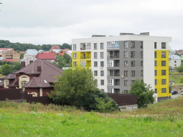 Fasada Budynku Mieszkalnego Mieście Dzielnicy Mieszkalnej — Zdjęcie stockowe