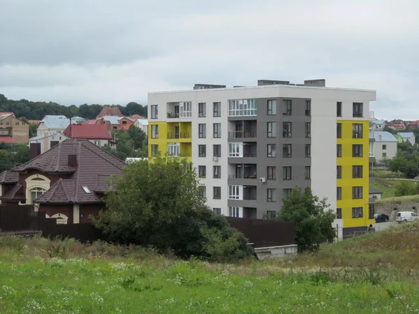 Lakóépület Homlokzata Városban Lakóövezetben — Stock Fotó