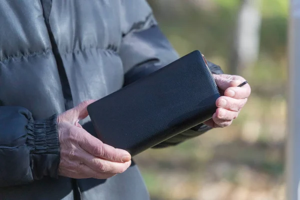 老人が革の財布を開ける — ストック写真