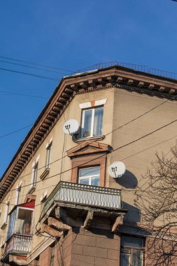 Şehirdeki bir yerleşim yerinin ön cephesi.