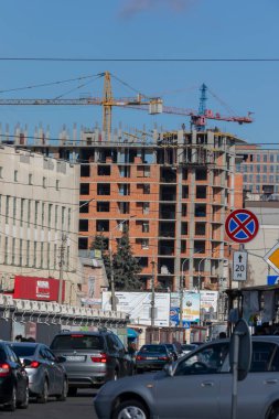 Şehirde büyük bir tuğla ev inşa ediliyor.