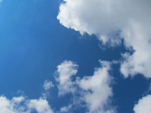蓝天和白云的背景结构 — 图库照片