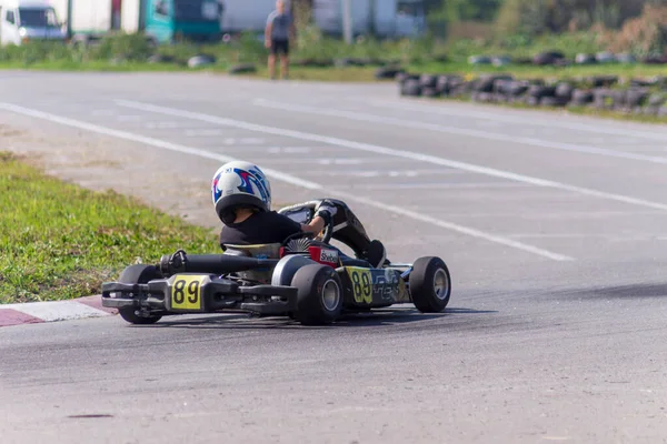 Αγόρι Πάει Για Καρτ Στο Πάρκο Αθλητικοί Διαγωνισμοί Karting — Φωτογραφία Αρχείου