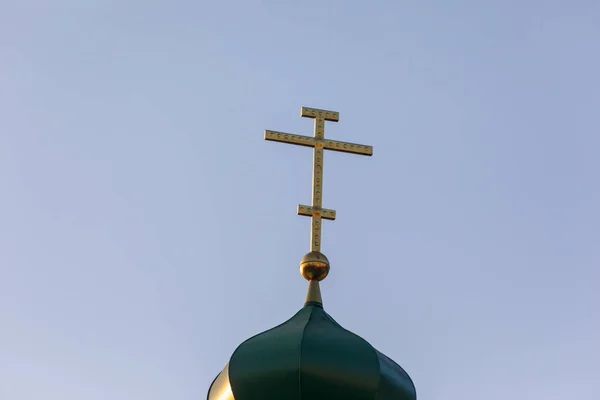 黄金の十字架を持つ教会の緑の屋根 — ストック写真