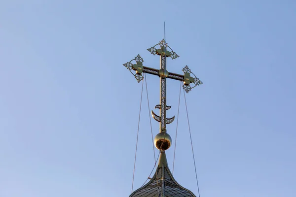Зелений Дах Церкви Золотим Хрестом — стокове фото
