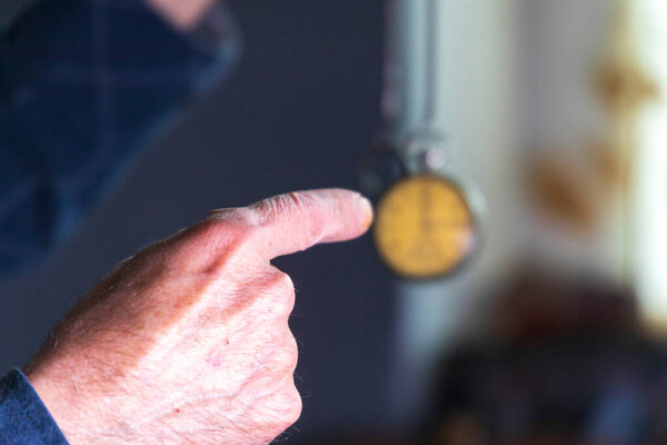 Мужчина держит старинные карманные часы. Символ прошедшего времени