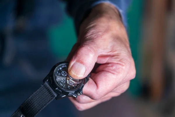 Alter Mann Mit Militärischer Armbanduhr — Stockfoto