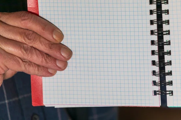 男は檻の中のゾーンを手に持っている テキストを書くためのテンプレート — ストック写真