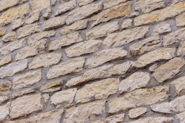 Kilise çan kulesinin duvarları sarı taştan yapılmıştır.