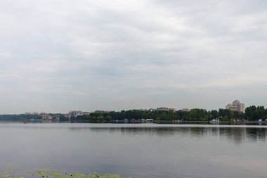 Ekim ayında sonbahar parkındaki gölde su.