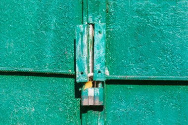 Çadırın duvarı metal plakalar ve plakalardan yapılmıştır.