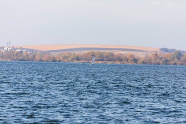Parka yakın sonbahar göleti ve Kasım ayında soğuk su