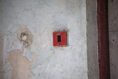 Duvarda eski bir Sovyet ışığı düğmesi var.