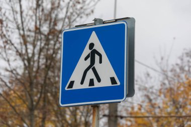 Parkın yanındaki direkte yol tabelası.