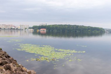 Ekim ayında sonbahar parkındaki gölde su.