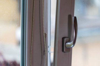 Plastik bir pencerenin metal sapı