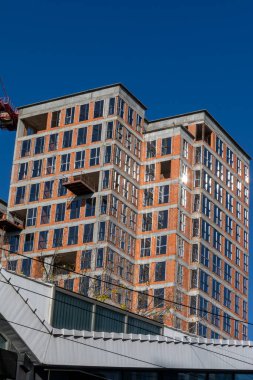 Şehirde büyük bir tuğla ev inşa ediliyor.