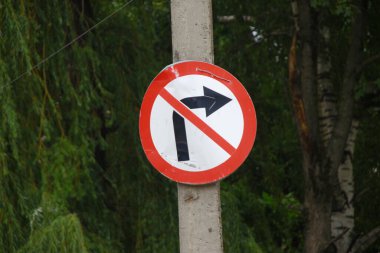 Parkın yanındaki direkte yol tabelası.