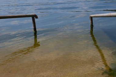 Arka plan için göldeki dalgaların üzerindeki su dokusu.