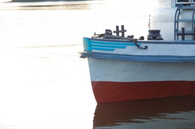 Sıcak mevsimde gölde turist teknesi