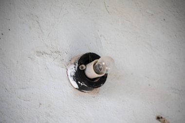 Eski Sovyet ampulü atölyenin duvarında.