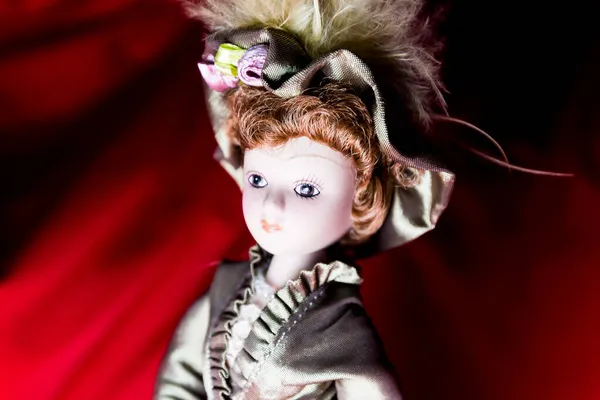 豪華な帽子のドレスでおもちゃの人形 ドレスを着た女の子 — ストック写真