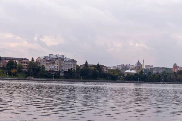 Woda Jeziorze Jesiennym Parku Październiku — Zdjęcie stockowe