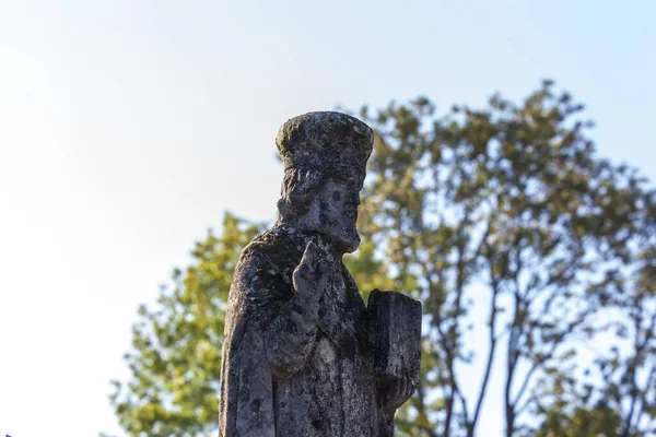묘지에 성자에게 바치는 기념비 — 스톡 사진