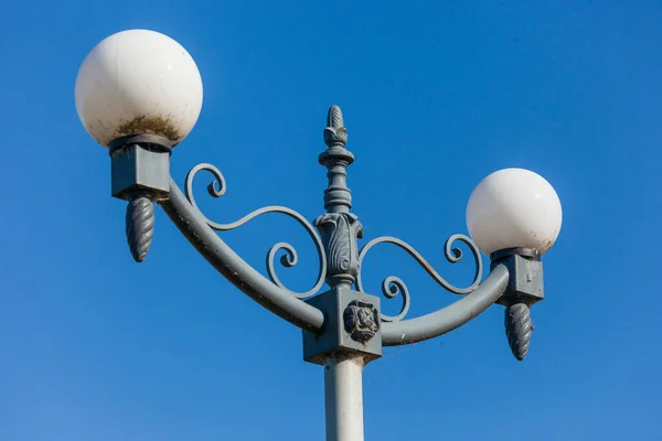 Lanterne Dans Parc Sur Fond Ciel Bleu — Photo