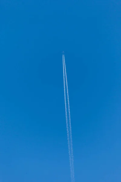 Plane Lies Blue Sky Leaves White Trail — Stock Photo, Image