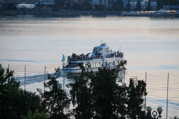 Tourist Boat Lake Warm Season Evening — Stock Photo, Image