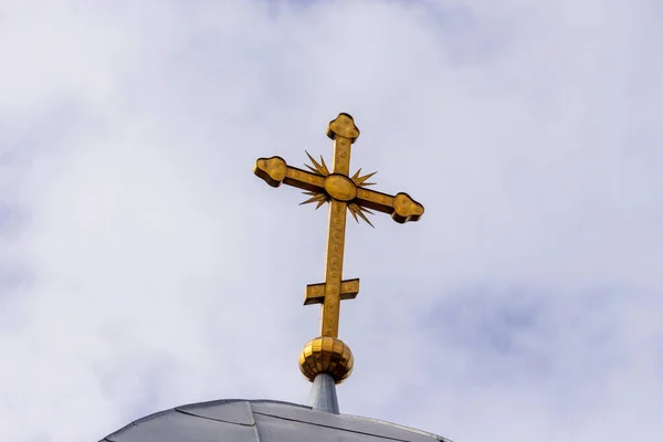 天空背景下正统教堂的金十字勋章 — 图库照片