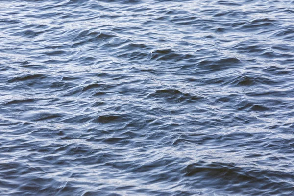 背景に湖の波の上の水のテクスチャ — ストック写真