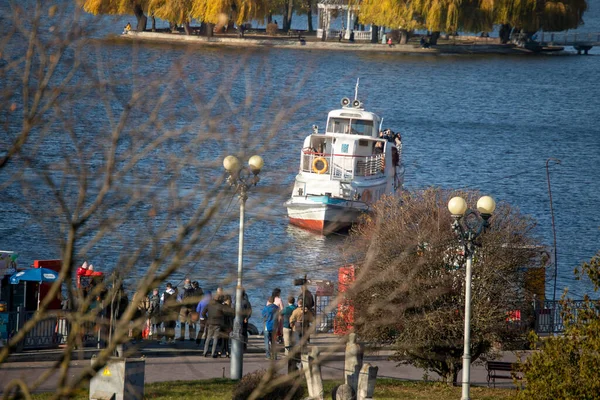 Turistická Loď Jezeře Blízkosti Podzimního Parku — Stock fotografie