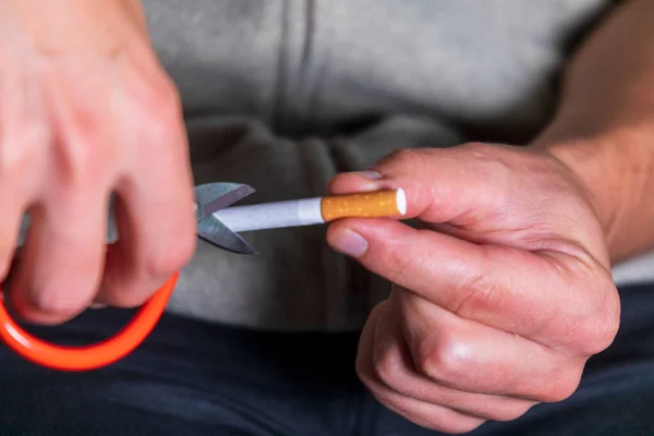 Uomo Tiene Forbici Una Sigaretta Mano Cerca Tagliarla Smettere Fumare — Foto Stock