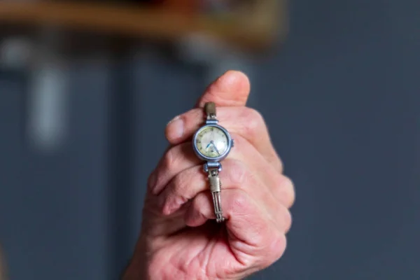 Anciano Sostiene Reloj Mujeres Esposa Mano —  Fotos de Stock