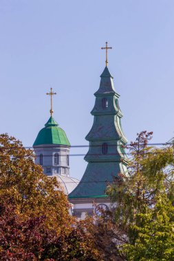 Şehirdeki bir Hıristiyan kilisesinin çatısı.