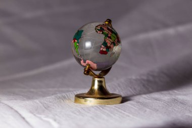 Odadaki küçük cam küre.