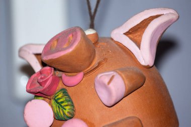 Çiçekli seramik oyuncak domuz. Turistler için domuz hatırası.