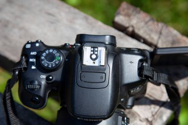 Bahçedeki eski siyah SLR kamera.