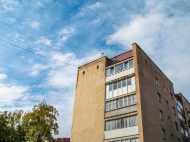 Parkın yakınındaki çok katlı bir bina. Renkli bir evin cephesi