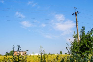 Tuğla ev inşaatı. Evin dış görünüşü.